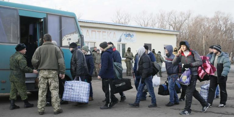 Ουκρανία: Πραγματοποιήθηκε η μεγαλύτερη ανταλλαγή αιχμαλώτων μεταξύ Κιέβου και ρωσόφωνων